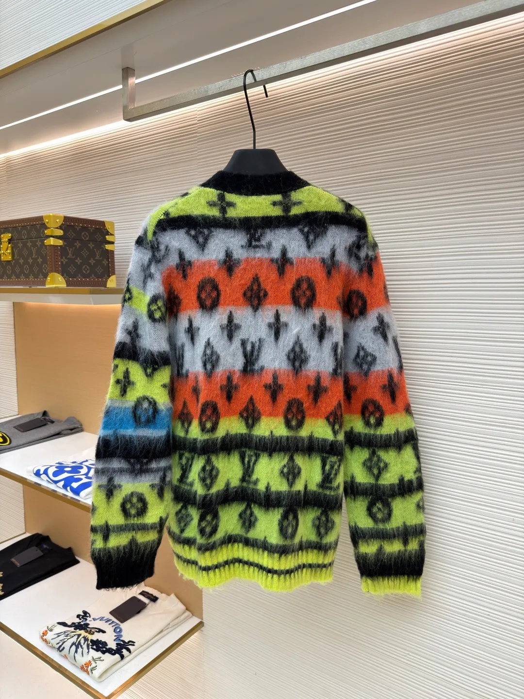 LOUIS VUITTON colorful mohair cardigan ●Original version: Purchased and developed for 13400 ●Item number: 1682122-C75 ●Fabric: mohair fabric ●Technology: Knitted production ●Color: Color ●Version: Fitted version ●Weight: about 610 grams ●Size: XS-S-M-L ●Description: Custom-woven mohair 67% + nylon 28% + sheep wool 5% yarn, purchased rich and finely ground mohair, imported Stoll weaving, full body alignment and stripe stitching, with black and white gray tones to highlight the full Monogram For the pattern, the mohair has been washed and naturally milled. After the shirt is woven, you need to manually remove the dotted lines that hang the hair, draw the knots and sew them. After sewing, wash and iron them to shape, then remove the clamps and catch the hair, wash it after catching it, and finally catch the hair again to achieve the same wool feel and effect as ZP. The process is very complicated. The overall wiring is straight and delicate, the fabric is comfortable and soft, and the color is consistent without color difference. It can be matched with the same style to create a fashionable look and control various occasions. Customized accessories, complete with three standards, same style for men and women!